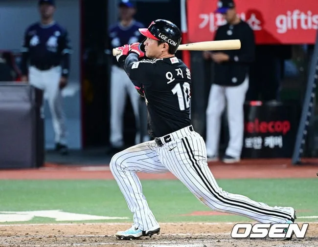[사진]사이클링 히트에 2루타만 남긴 오지환, '8회 쐐기 투런포 작렬'
