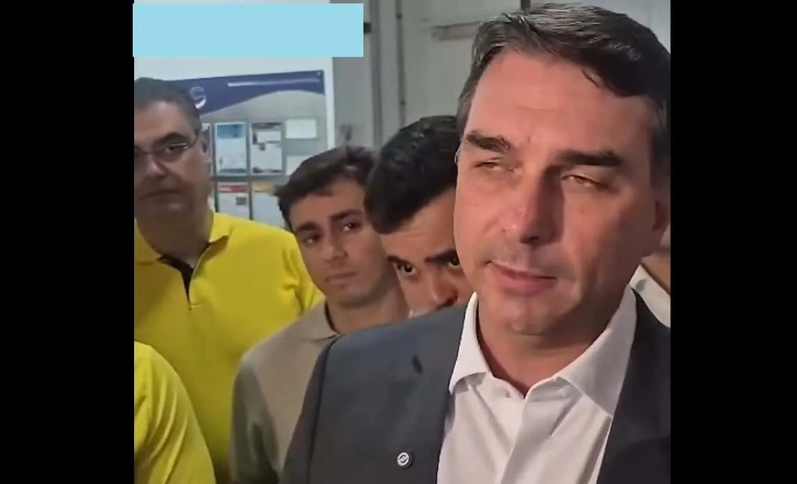 Flávio Bolsonaro culpa Nikolas Ferreira por ato flopado em BH