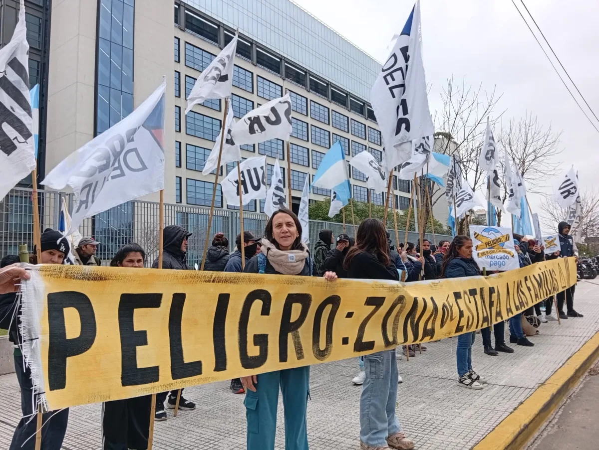 Protesta en la sede central de Mercado Libre por las tasas de interés que cobra en sus préstamos