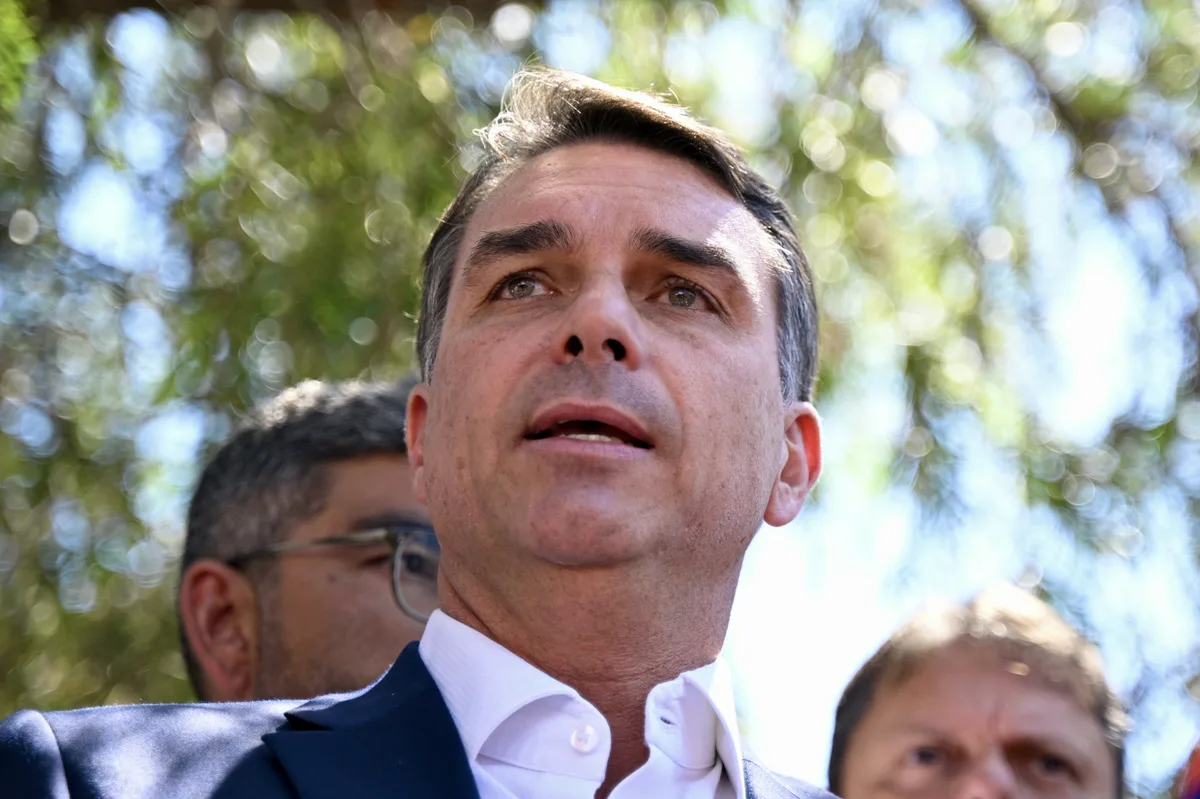 Flávio visita Bolsonaro e anuncia voto pelo fim da escala 6×1