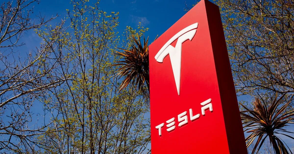 Tesla lança robotáxi Cybercab e enfrenta auditoria federal nos EUA