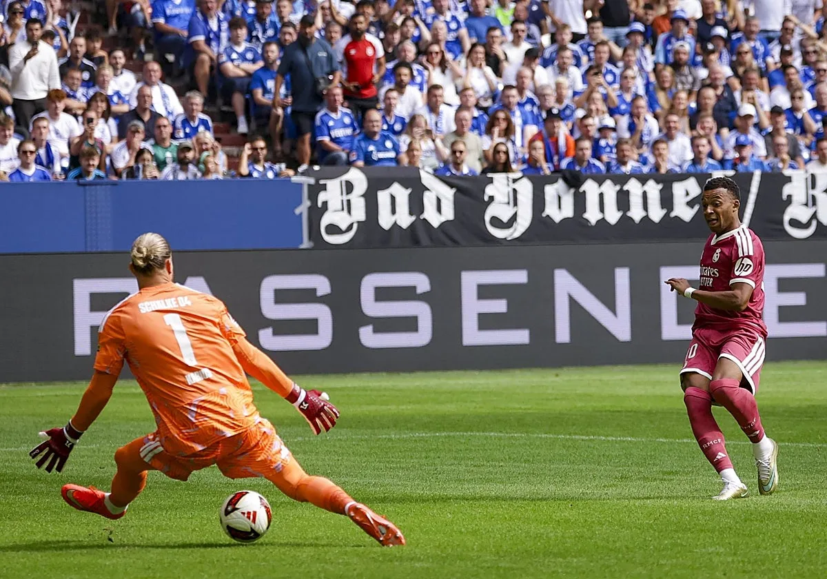 El Madrid golea al Schalke con un gran Mbappé en el debut de Konaté, Cucurella y Diomande