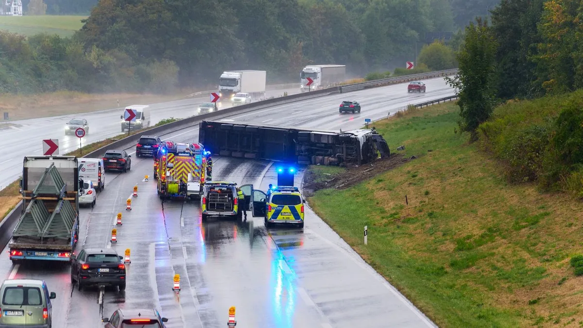 Lkw-Unfall: Lkw auf A1 bei Wuppertal umgekippt - längerer Rückstau