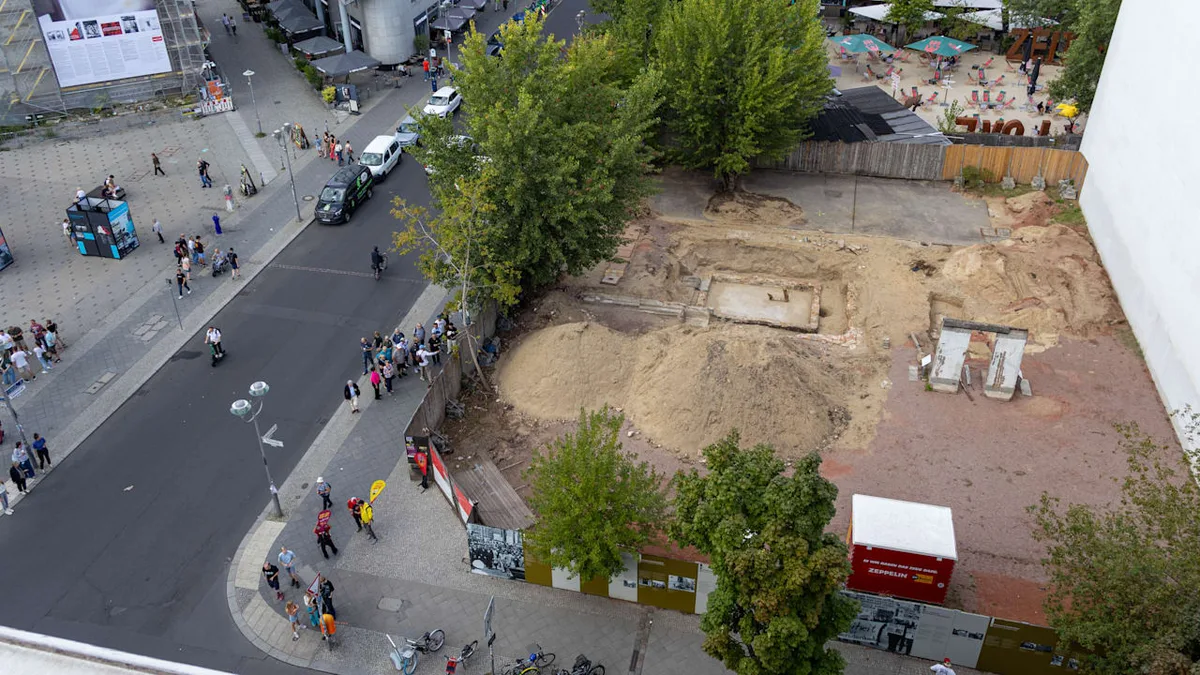 Bis Sonntag sind die Funde noch zu sehen - Neue DDR-Grenzreste am Checkpoint Charlie entdeckt