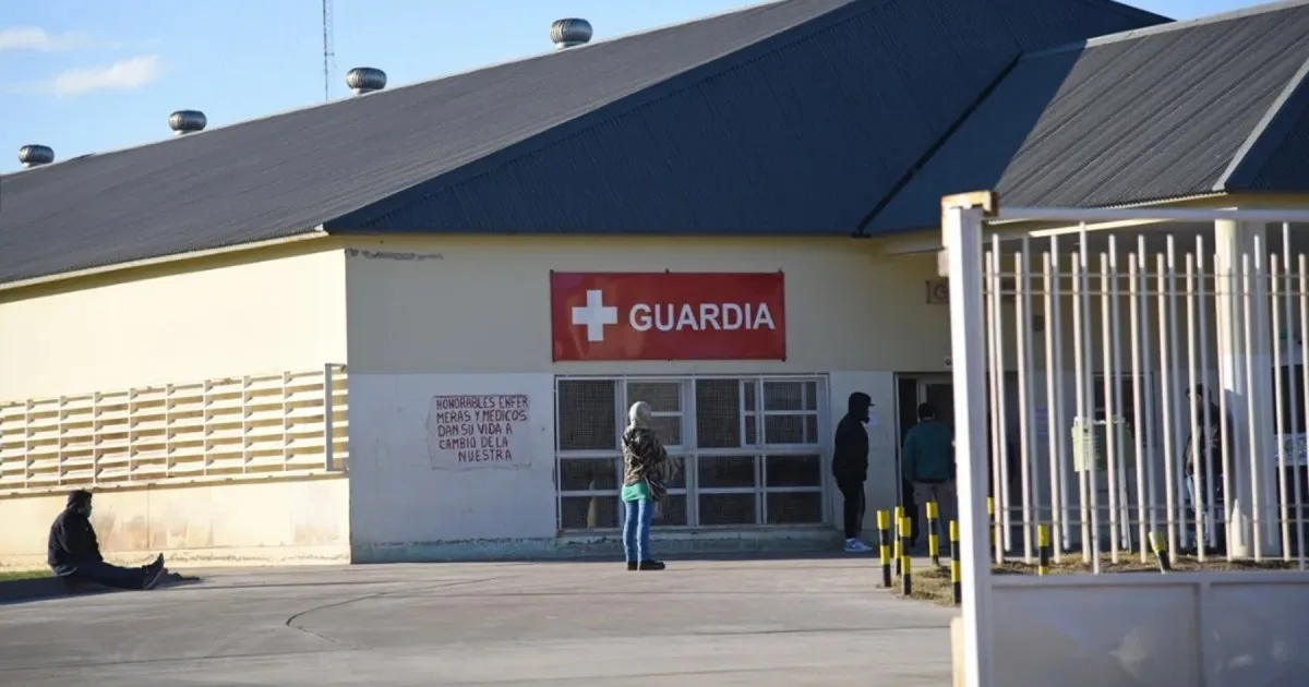 Formulan cargos a un hombre que amenazó con un cuchillo a un policía en el hospital de Cipolletti