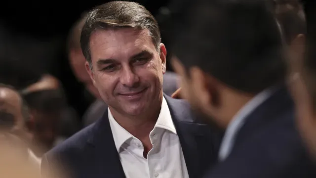 Site oferece criptomoedas para divulgar campanha de Flávio Bolsonaro