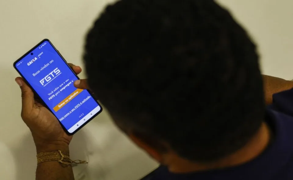 Rombo de R$ 79 bilhões no FGTS afeta 50 milhões de trabalhadores; saiba se o seu dinheiro sumiu e como recuperar