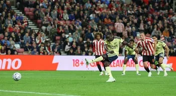 Arsenal vence Sunderland e tem dia perfeito na Liga inglesa