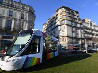 Une jeune femme grièvement blessée après un choc avec un tramway à Angers
