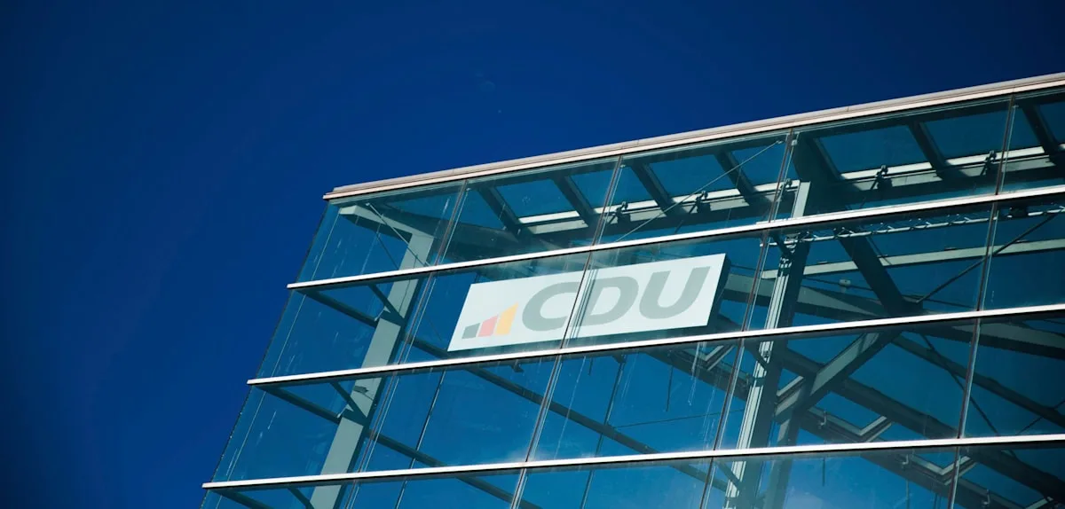 „Natürlich provokant“ – CDU-Kandidatin sorgt mit „Milf“-Kette auf Wahlplakaten für Diskussion