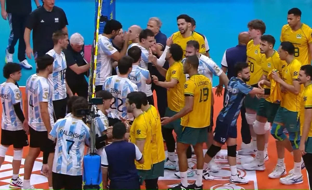 Tensión en la final del Sudamericano de vóley: un gesto provocador desató un cruce entre la Argentina y Brasil