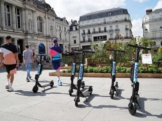 Troubles neurologiques, blessures… Les dangers qui poussent à interdire les trottinettes électriques en centre-ville