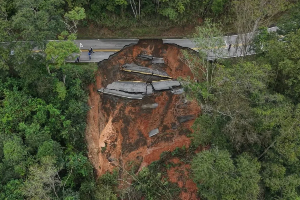 Carros em zigue-zague após asfalto ceder e desabamento de casa: imagens mostram a destruição causada pelas chuvas no PR