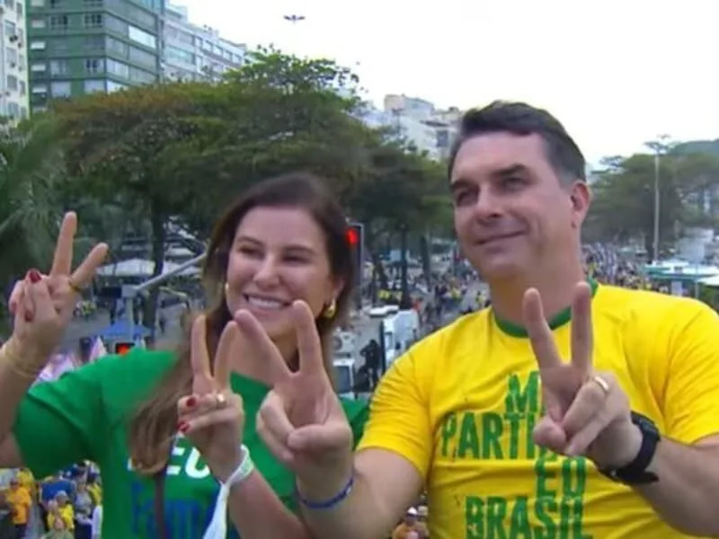 Flávio Bolsonaro inicia corrida ao Planalto com ato em Copacabana