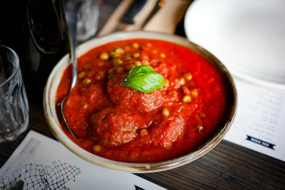 Alho e azeite ajudam a reduzir a acidez do molho de tomate, ensinam chefs