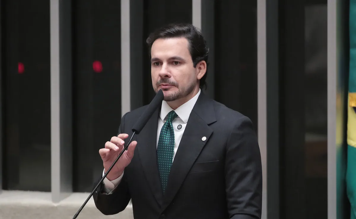 Deputado cobra explicações sobre contato de advogado de Lulinha com diretor da PF
