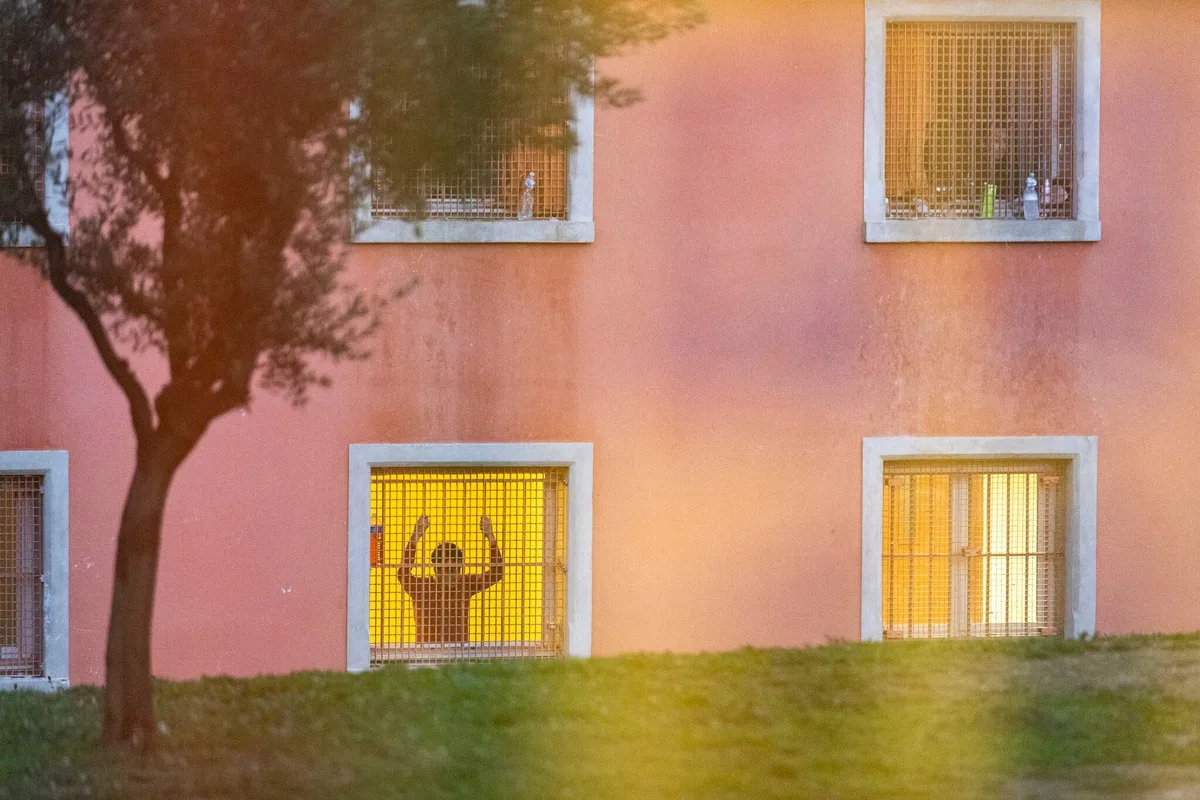 Justice des mineurs : faut-il continuer à incarcérer des adolescents ?