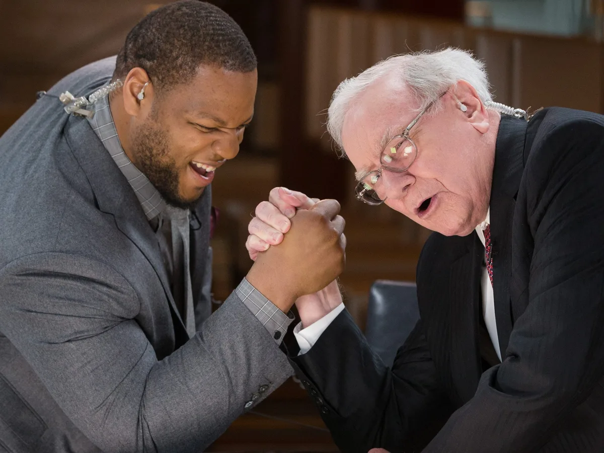 A former NFL player says Warren Buffett taught him 2 lessons about success that he still follows years later