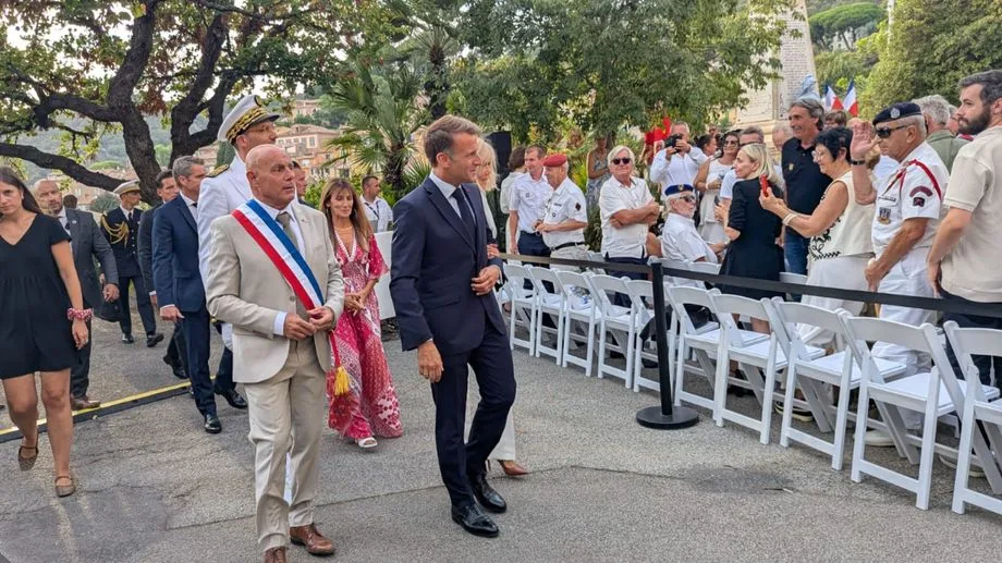 "Vous allez me manquer", dit Emmanuel Macron lors de sa dernière sortie en tant que président à Bormes-les-Mimosas