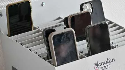 Interdiction du téléphone portable au lycée : "On n'a pas eu le temps se préparer", déplore Carole Zerbib, membre de l'exécutif du syndicat SNPDEN UNSA