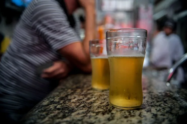 Governo notifica gigantes de vale-refeição por permitir compra de bebida alcoólica