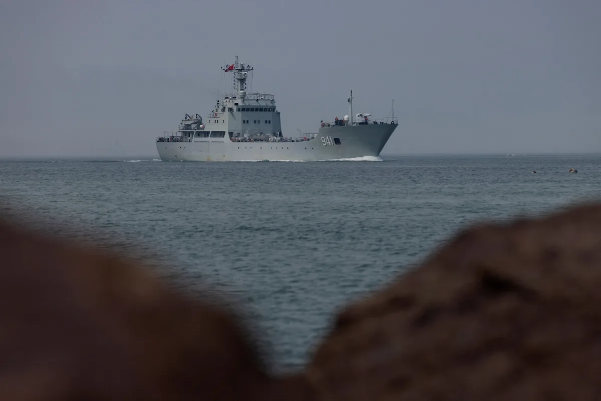 Los movimientos de la Armada de China entre las islas japonesas encienden las alertas en Tokio: “Es una provocación”