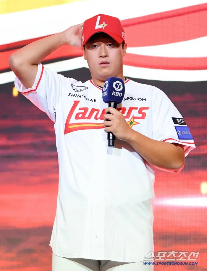 '어머니 눈물 글썽' SSG도 최지만 아닌 좌완 선택 "못치는 직구 만들겠다"[신인 드래프트]
