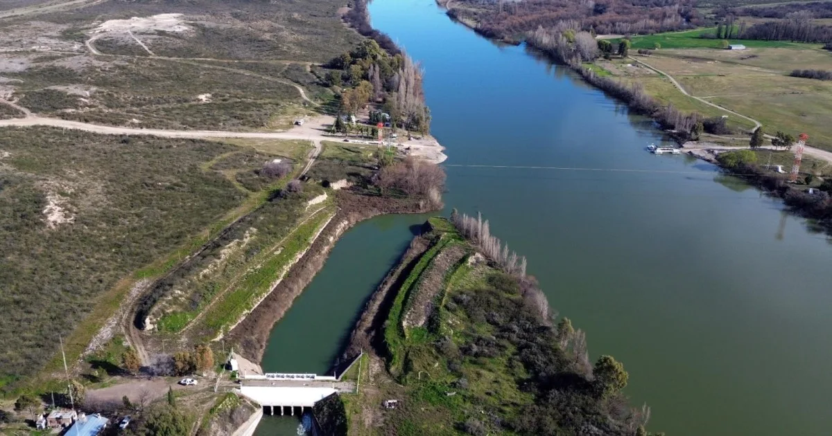Abrieron las compuertas y el agua vuelve al Valle de Viedma: comenzó una nueva temporada de riego del Idevi
