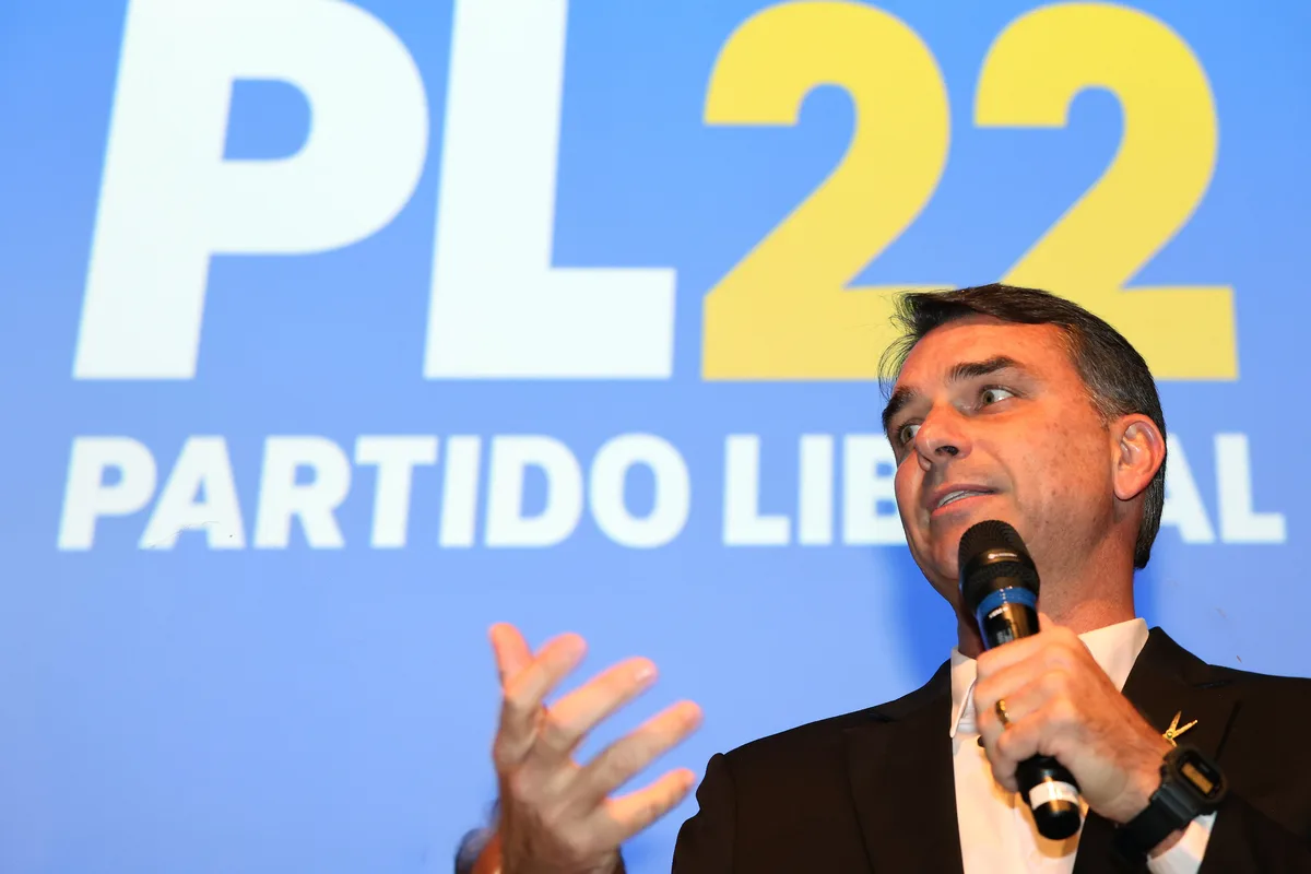 Flávio Bolsonaro divulga diplomas para confirmar formação acadêmica