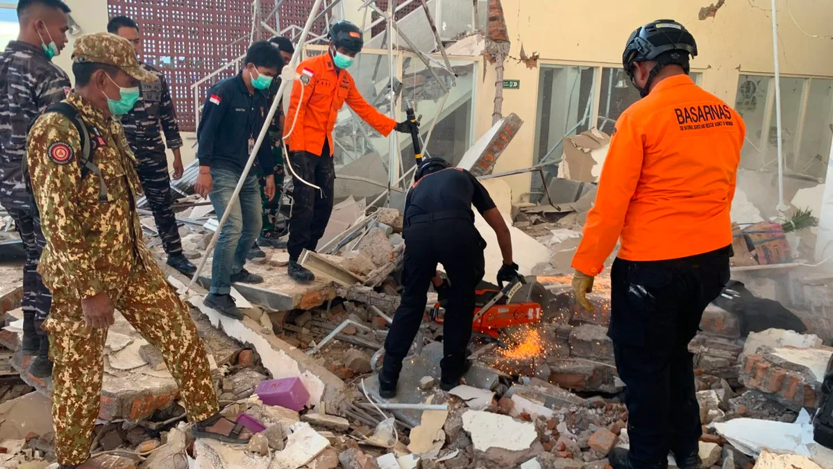 Al menos 53 muertos tras un terremoto de 7,7 grados en la isla indonesia de Flores
