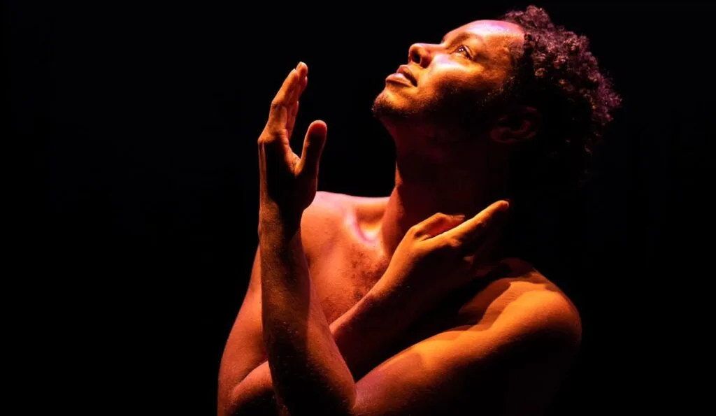 ‘Macacos’: Peça de Clayton Nascimento ganhará adaptação para os cinemas pelos Estúdios Globo