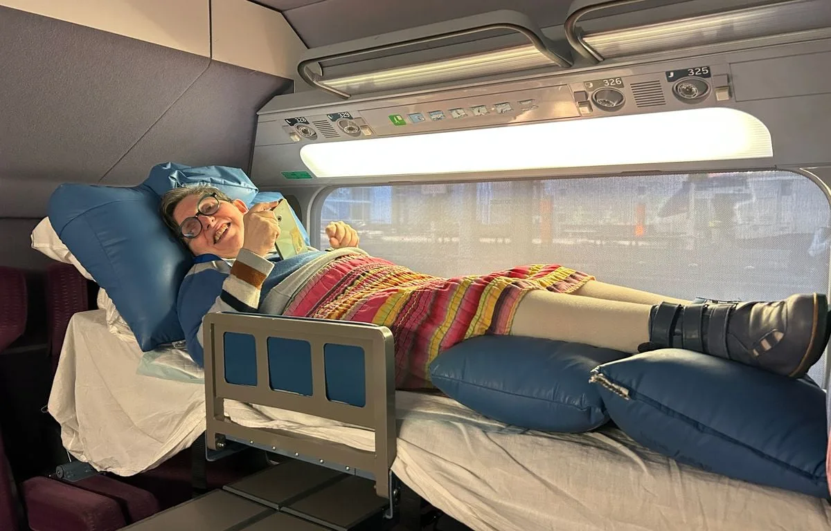 Un lit dans le TGV, trois changes durant le voyage… Comment le train pour Lourdes s’adapte aux pèlerins malades ?