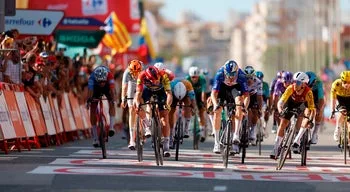 Bryan Coquard vence oitava etapa e Mas sucede na liderança a Pogacar