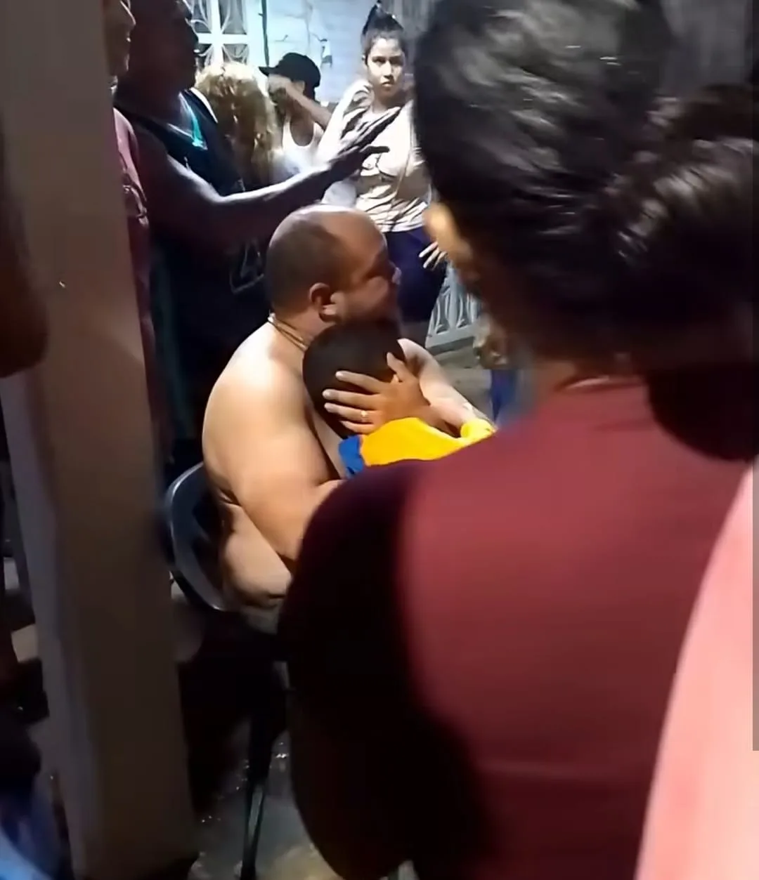 Camioneta se estrella contra una vivienda en Las Amazonas