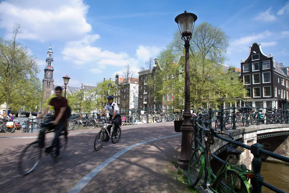 Nos anos 1960, a Holanda tomou uma decisão que mudaria para sempre a vida da população e dos turistas: decidiu transformar o transporte e redefinir a sua economia