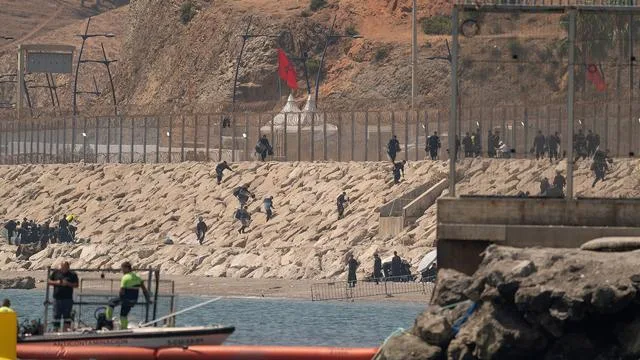 Ceuta: Rund 300 Migranten in Nordmarokko nahe Grenze zu Ceuta festgenommen