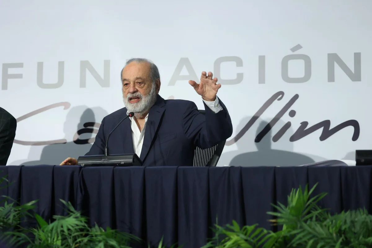 Carlos Slim se suma a la restricción de celulares en escuelas de México
