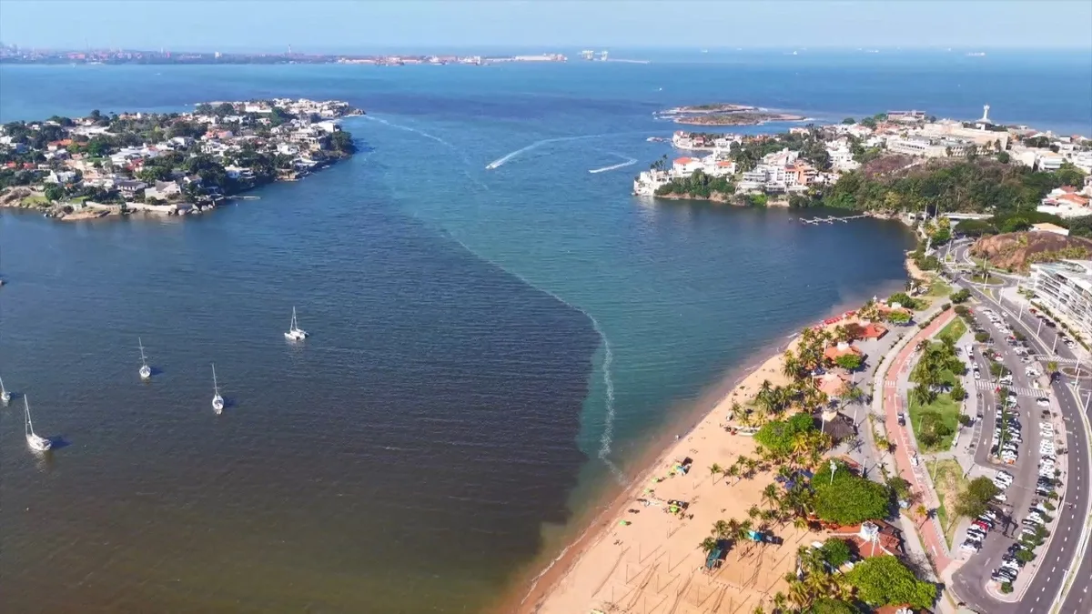 Prefeitura de Vitória é multada em R$ 42 milhões por derramar esgoto na Praia da Guarderia