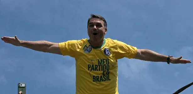 'Vai dar em nada', diz Flávio sobre pedido de Moraes para prender Eduardo