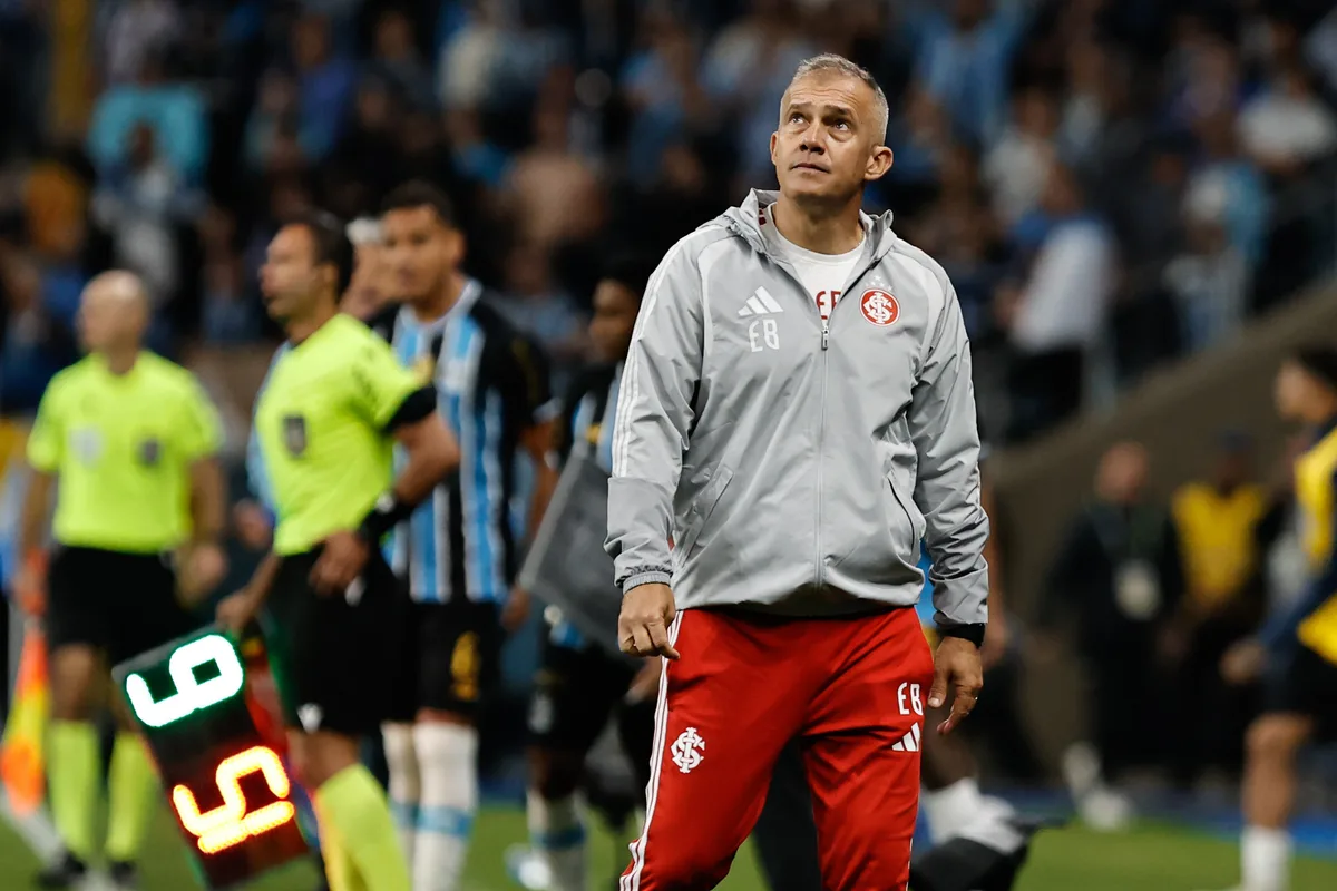 Eduardo Baptista diz que Inter cumpriu missão no Gre-Nal, mas lamenta empate: "Pouco sofremos"