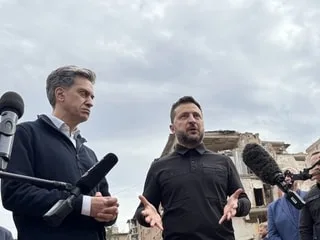 Guerre en Ukraine : Zelensky critique l’accord sur le pétrole, Paris condamne des attaques… Le point sur la nuit