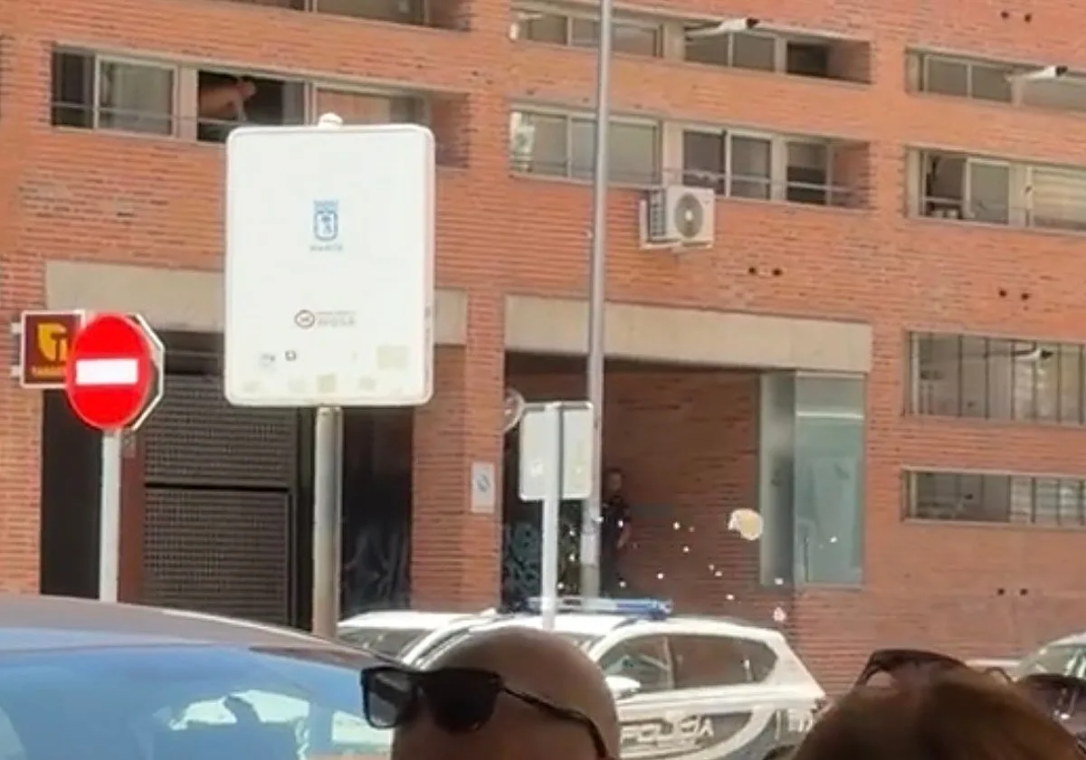 Okupa la casa de su abuela hospitalizada y cuando van a echarle lanza a la Policía toda la vajilla