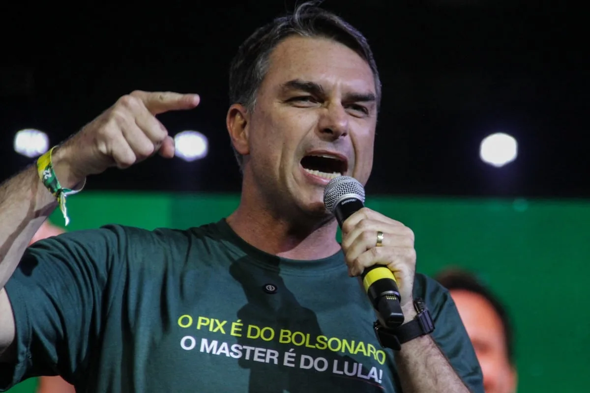 Flávio Bolsonaro incita impeachment de Moraes com candidatos ao Senado antes de gravar com Michelle