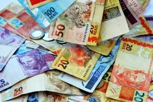 Veja como funciona o passo a passo para juntar R$ 10 mil