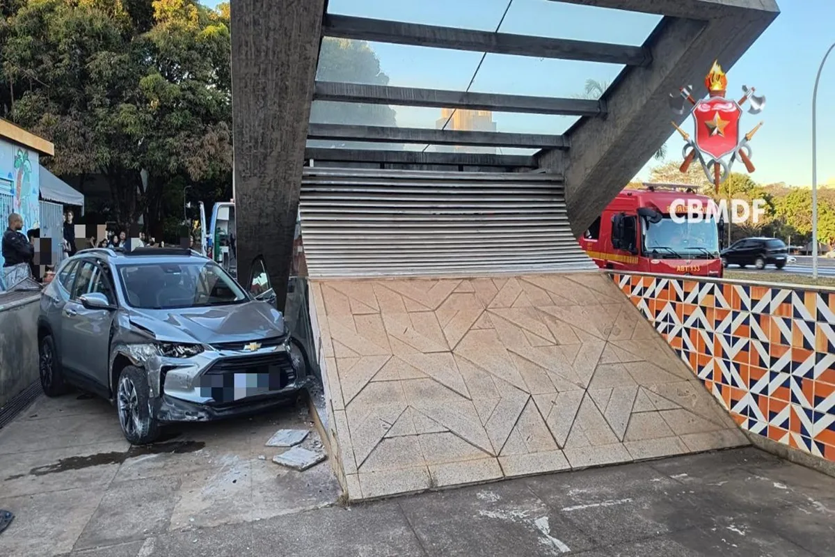 Carro invade calçada e atropela pedestre na entrada do Metrô da 102 Sul