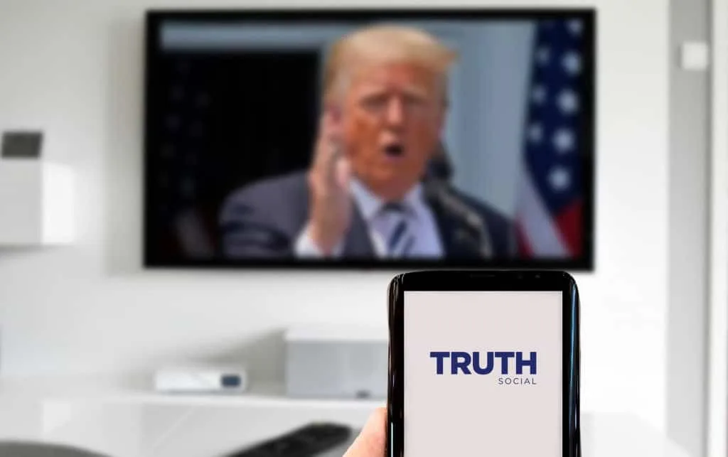 Trump é processado por vender acesso antecipado a posts do Truth Social