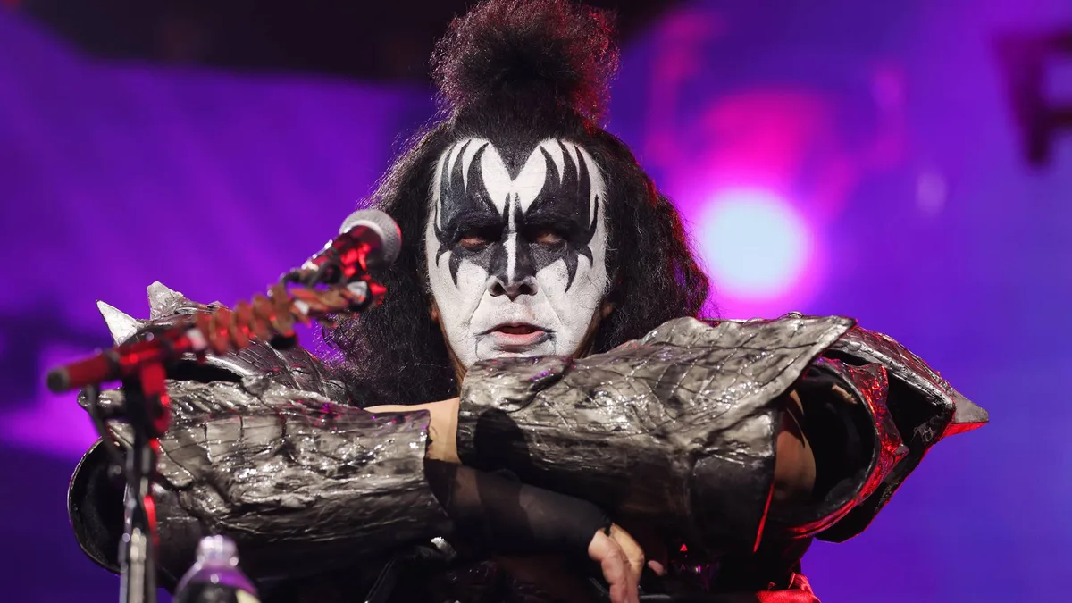 Kiss não pode realizar shows sem permissão de empresa, segundo Gene Simmons