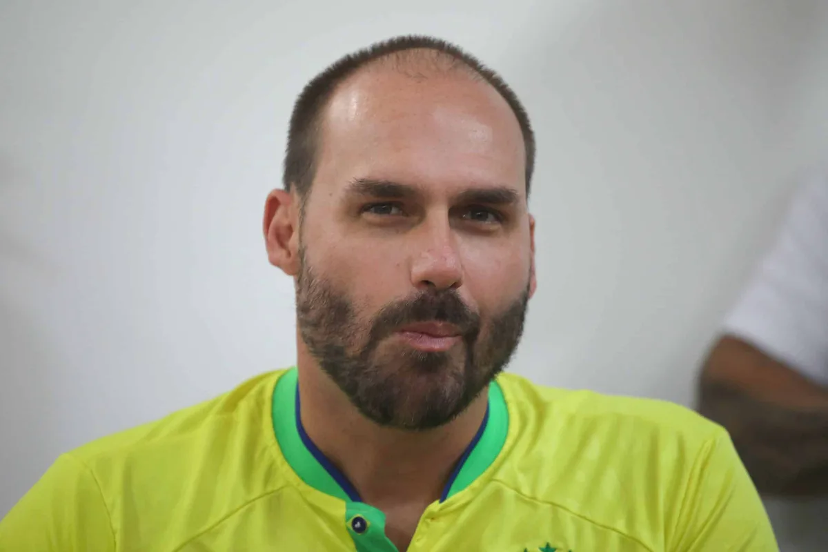 “Não foi hoje, Moraes”: foragido, Eduardo Bolsonaro debocha do STF; prisão esbarra no exterior