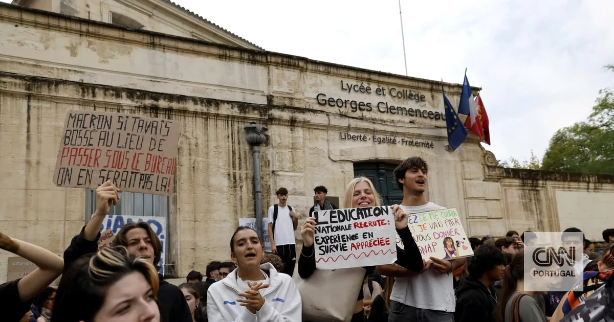 Governo francês garante 3.000 professores substitutos em 24 horas para acalmar protesto estudantil