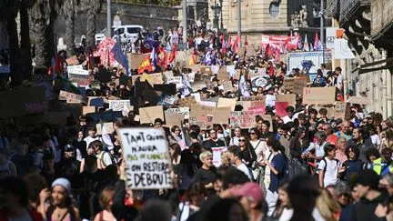 Les journalistes étrangers autant surpris par l'intensité du mouvement lycéen que par les conditions de vie dans les établissements